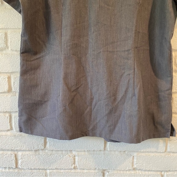 FIGS Women's Graphite Gray CASMA V-neck Front Pockets Scrub Top Size Medium - Picture 7 of 8